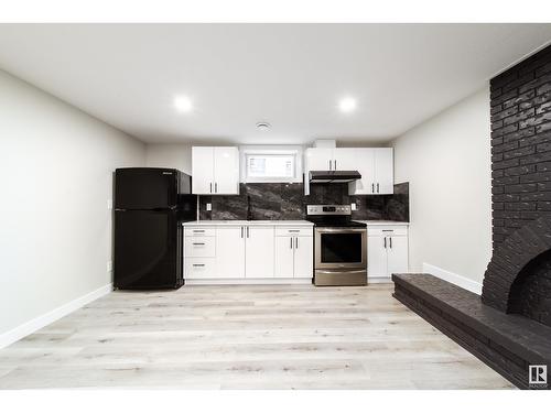 784 Lee Ridge Rd Nw, Edmonton, AB - Indoor Photo Showing Kitchen