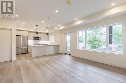 209 - 123 Lincoln Street, Welland, ON - Indoor Photo Showing Kitchen With Upgraded Kitchen