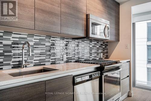 814 - 111 Bathurst Street, Toronto, ON - Indoor Photo Showing Kitchen With Upgraded Kitchen