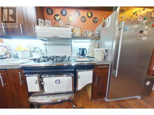 1627 Hood Road Road, Creston, BC - Indoor Photo Showing Kitchen