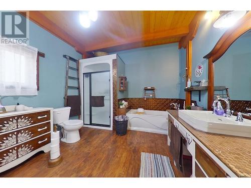 1627 Hood Road Road, Creston, BC - Indoor Photo Showing Bathroom