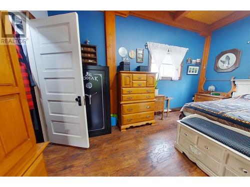 1627 Hood Road Road, Creston, BC - Indoor Photo Showing Bedroom