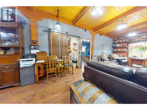 1627 Hood Road Road, Creston, BC - Indoor Photo Showing Living Room