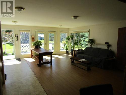 3260 Christian Valley Road, Westbridge, BC - Indoor Photo Showing Living Room