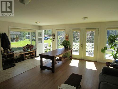 3260 Christian Valley Road, Westbridge, BC - Indoor Photo Showing Living Room