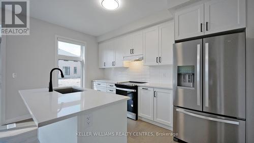 12 Sam Battaglia Crescent, Georgina, ON - Indoor Photo Showing Kitchen With Upgraded Kitchen