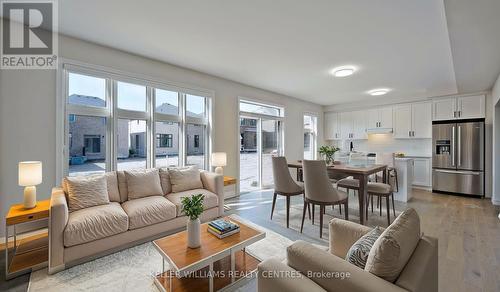 12 Sam Battaglia Crescent, Georgina, ON - Indoor Photo Showing Living Room