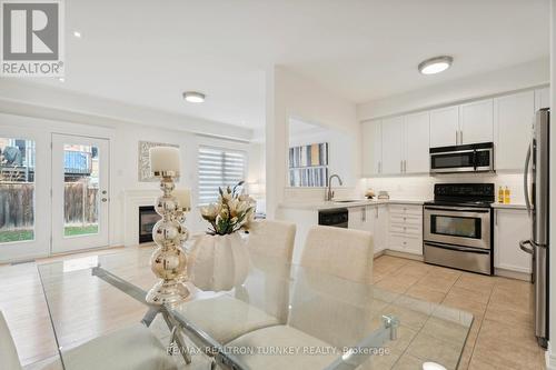 334 William Dunn Crescent, Newmarket, ON - Indoor Photo Showing Kitchen