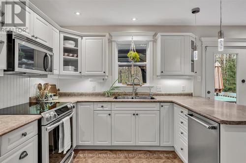 813 Centre Dummer Road, Douro-Dummer, ON - Indoor Photo Showing Kitchen With Double Sink With Upgraded Kitchen