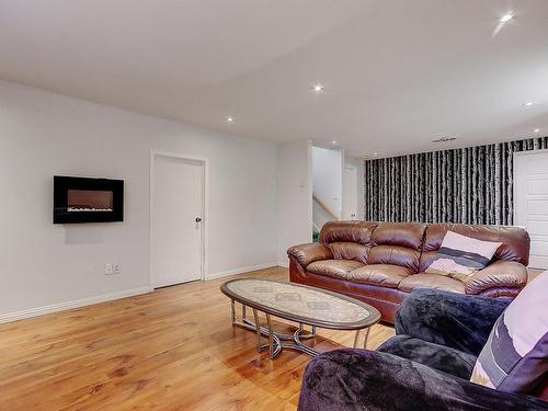 Salle familiale - 306 Rue Fontaine, Saint-Jean-Sur-Richelieu, QC - Indoor Photo Showing Living Room With Fireplace