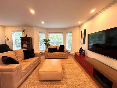 Salon - 2172 Rue Honoré-Beaugrand, Montréal (Mercier/Hochelaga-Maisonneuve), QC - Indoor Photo Showing Living Room