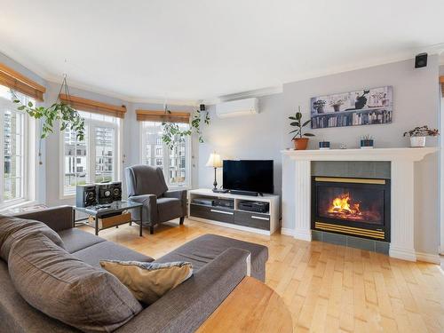 Salon - 6126 Rue Gounod, Lévis (Desjardins), QC - Indoor Photo Showing Living Room With Fireplace