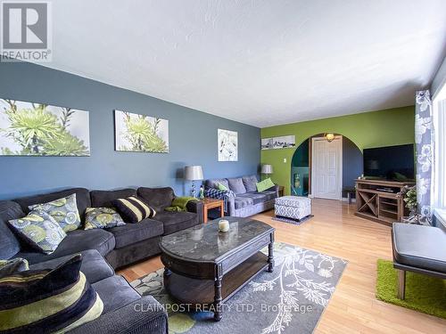 9525 Highway 11, Iroquois Falls, ON - Indoor Photo Showing Living Room