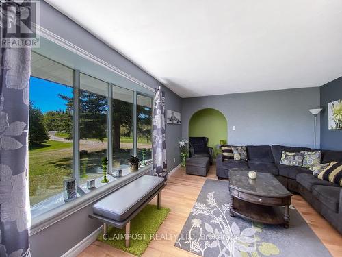 9525 Highway 11, Iroquois Falls, ON - Indoor Photo Showing Living Room