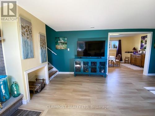 9525 Highway 11, Iroquois Falls, ON - Indoor Photo Showing Living Room