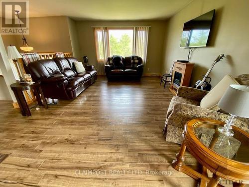 2342 Monteith Road, Iroquois Falls, ON - Indoor Photo Showing Living Room