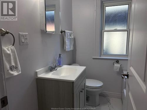 1551 Dufferin, Windsor, ON - Indoor Photo Showing Bathroom