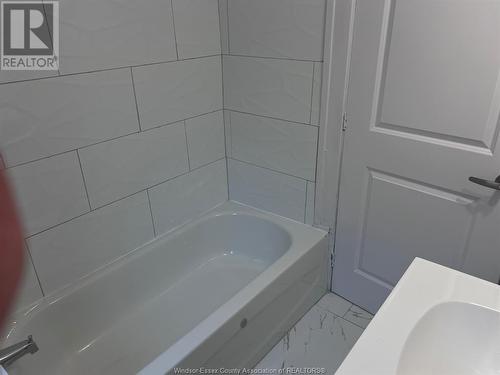 1551 Dufferin, Windsor, ON - Indoor Photo Showing Bathroom