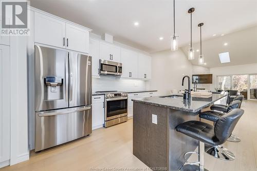 91 Boblo Island Boulevard, Amherstburg, ON - Indoor Photo Showing Kitchen With Upgraded Kitchen