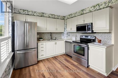 303 - 3 Towering Heights Boulevard, St. Catharines (461 - Glendale/Glenridge), ON - Indoor Photo Showing Kitchen With Double Sink