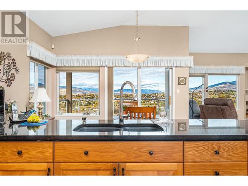 124 Sarsons Road Unit# 85, Vernon, BC - Indoor Photo Showing Kitchen With Double Sink