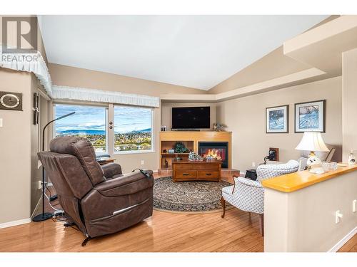 124 Sarsons Road Unit# 85, Vernon, BC - Indoor Photo Showing Living Room With Fireplace