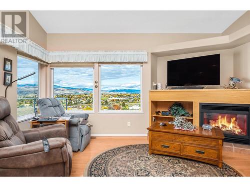 124 Sarsons Road Unit# 85, Vernon, BC - Indoor Photo Showing Living Room With Fireplace