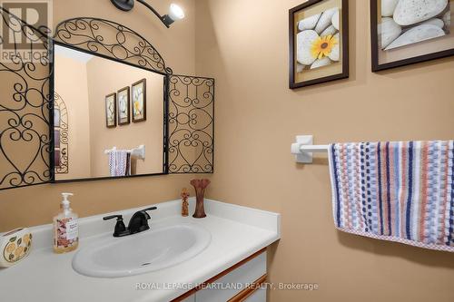 15 Chalfont Road, London, ON - Indoor Photo Showing Bathroom