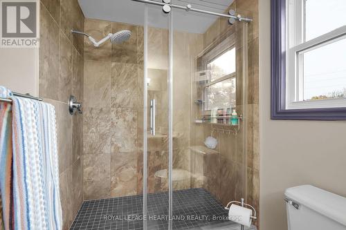 15 Chalfont Road, London, ON - Indoor Photo Showing Bathroom