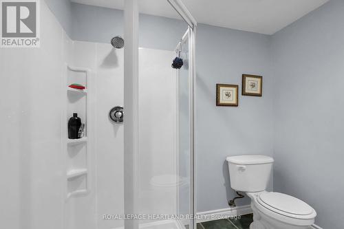 15 Chalfont Road, London, ON - Indoor Photo Showing Bathroom