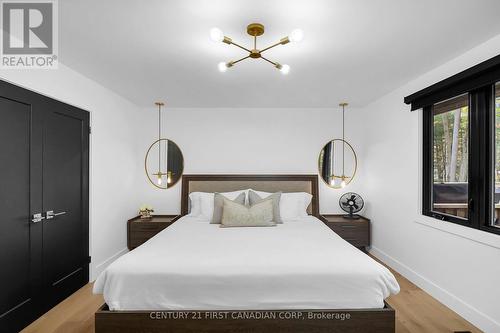 10258 Princess Street, Lambton Shores (Grand Bend), ON - Indoor Photo Showing Bedroom