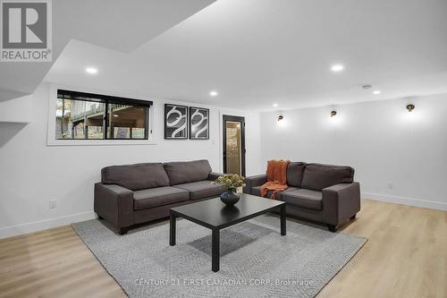 10258 Princess Street, Lambton Shores (Grand Bend), ON - Indoor Photo Showing Living Room