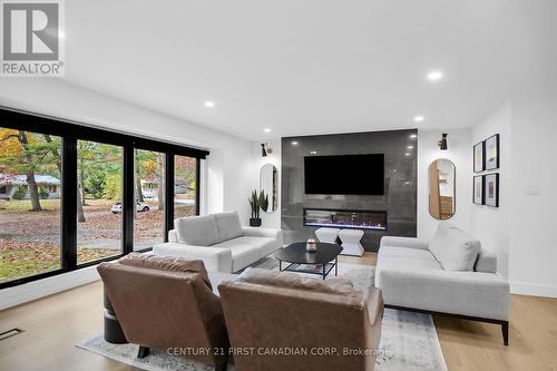 10258 Princess Street, Lambton Shores (Grand Bend), ON - Indoor Photo Showing Living Room