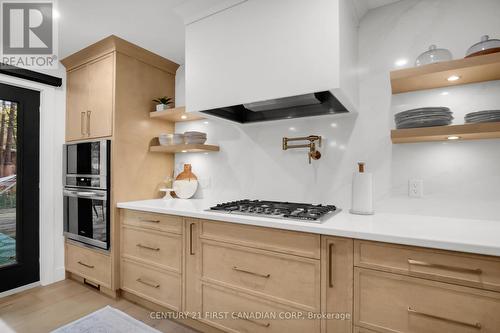 10258 Princess Street, Lambton Shores (Grand Bend), ON - Indoor Photo Showing Kitchen