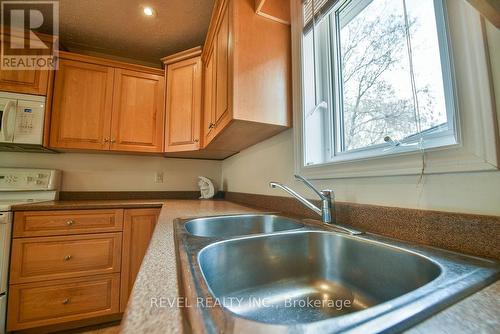 39 Crescent Avenue, Timmins (Algonquin To Jubilee), ON - Indoor Photo Showing Kitchen With Double Sink