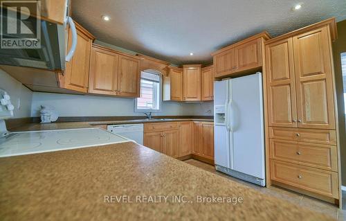 39 Crescent Avenue, Timmins (Algonquin To Jubilee), ON - Indoor Photo Showing Kitchen