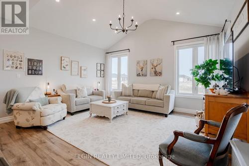 5 Dunning Way, St. Thomas, ON - Indoor Photo Showing Living Room