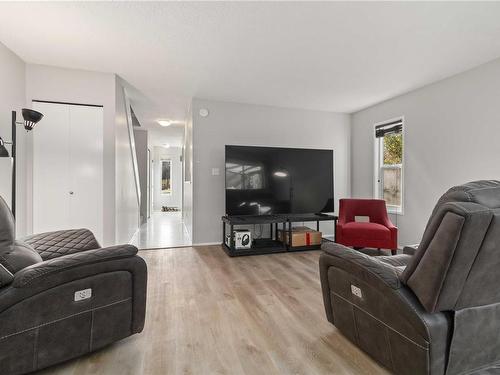 2768 Kingswood Rd, Langford, BC - Indoor Photo Showing Living Room