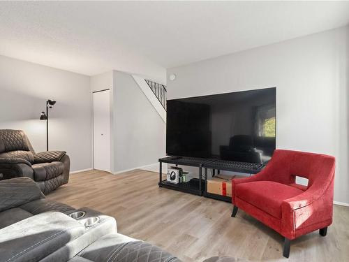 2768 Kingswood Rd, Langford, BC - Indoor Photo Showing Living Room