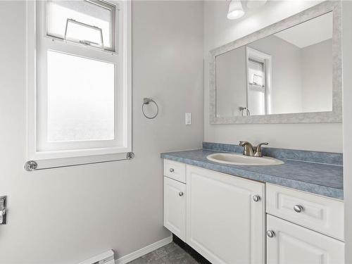 2768 Kingswood Rd, Langford, BC - Indoor Photo Showing Bathroom