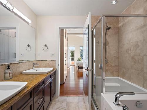 307-1035 Sutlej St, Victoria, BC - Indoor Photo Showing Bathroom