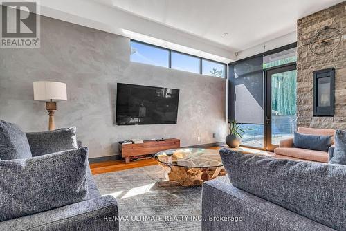 860 Goodwin Road, Mississauga, ON - Indoor Photo Showing Living Room