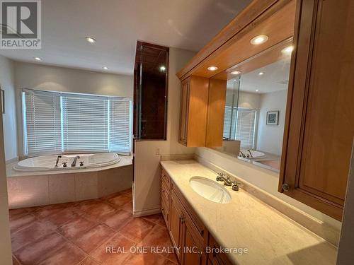 3944 Glamis Court, Mississauga, ON - Indoor Photo Showing Bathroom