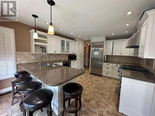 3944 Glamis Court, Mississauga, ON - Indoor Photo Showing Kitchen With Double Sink With Upgraded Kitchen