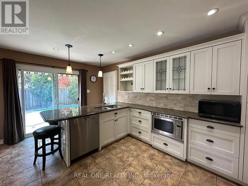 3944 Glamis Court, Mississauga, ON - Indoor Photo Showing Kitchen With Double Sink