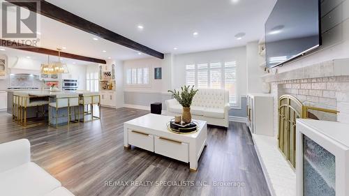 61 Braidwood Lake Road, Brampton, ON - Indoor Photo Showing Living Room