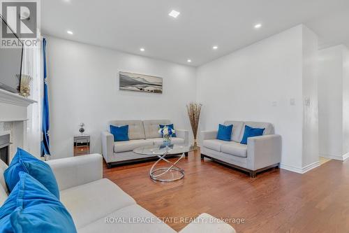 1519 Farmstead Drive, Milton, ON - Indoor Photo Showing Living Room