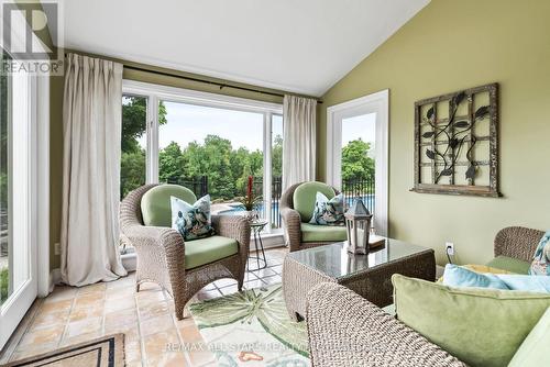 2 Deerfoot Drive, Uxbridge, ON - Indoor Photo Showing Living Room