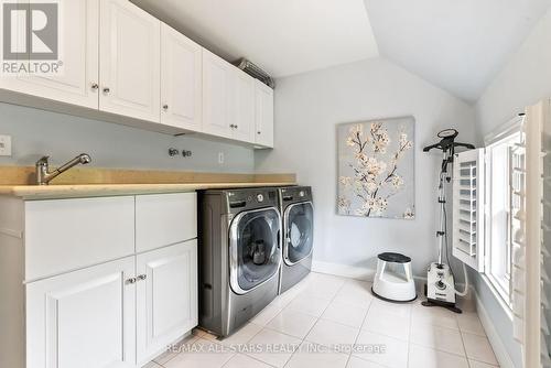 2 Deerfoot Drive, Uxbridge, ON - Indoor Photo Showing Laundry Room