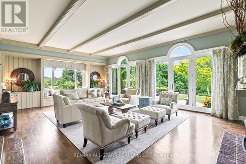 2 Deerfoot Drive, Uxbridge, ON - Indoor Photo Showing Living Room